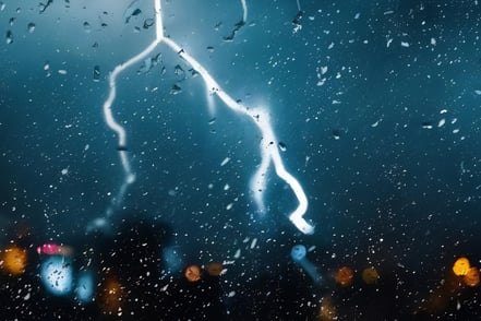 ¿Por qué los UPS industriales son clave en temporada de lluvias?